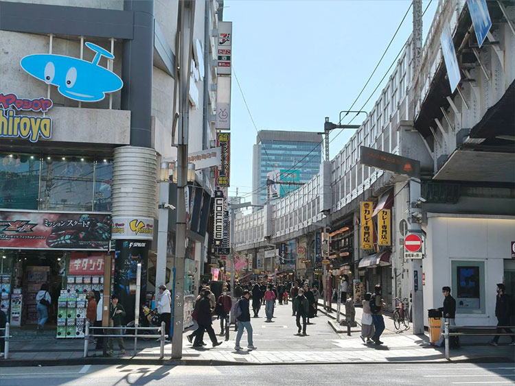 線路高架に沿って直進