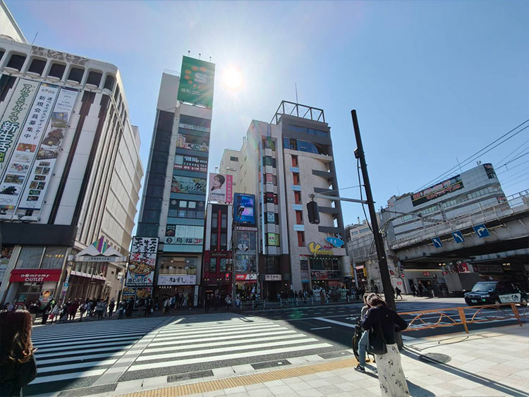 ヤマシロヤの右側の道（ガード沿い）